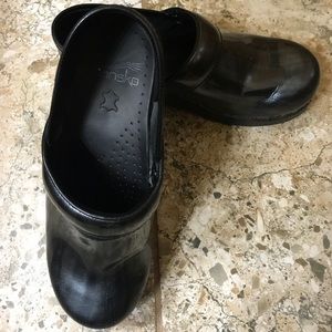 VGUC Dansko clogs 37. Black & gray/silver